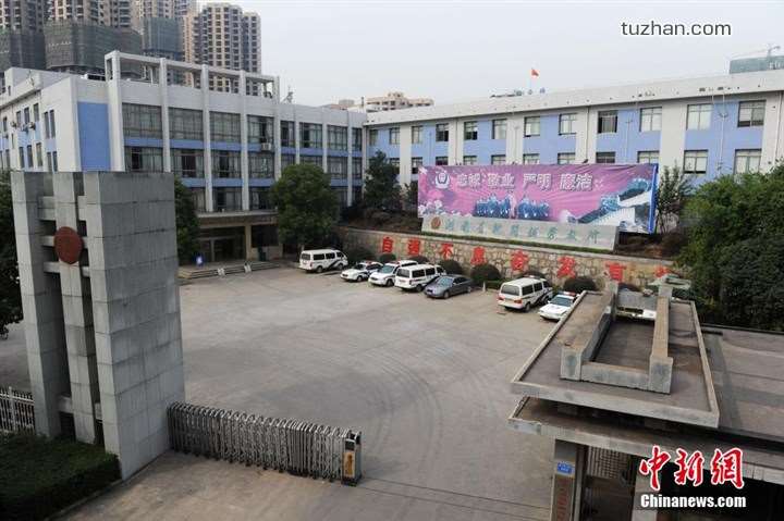 長沙市坪塘勞動教養(yǎng)管理所采購我公司定制生產(chǎn)的11KW二用一備自來水加壓泵站一套，本設備供水范圍為5公里，供水人數(shù)為3600人，目前本自來水加壓泵站運行平穩(wěn)，高效節(jié)能，受到了管理所的一致好評！